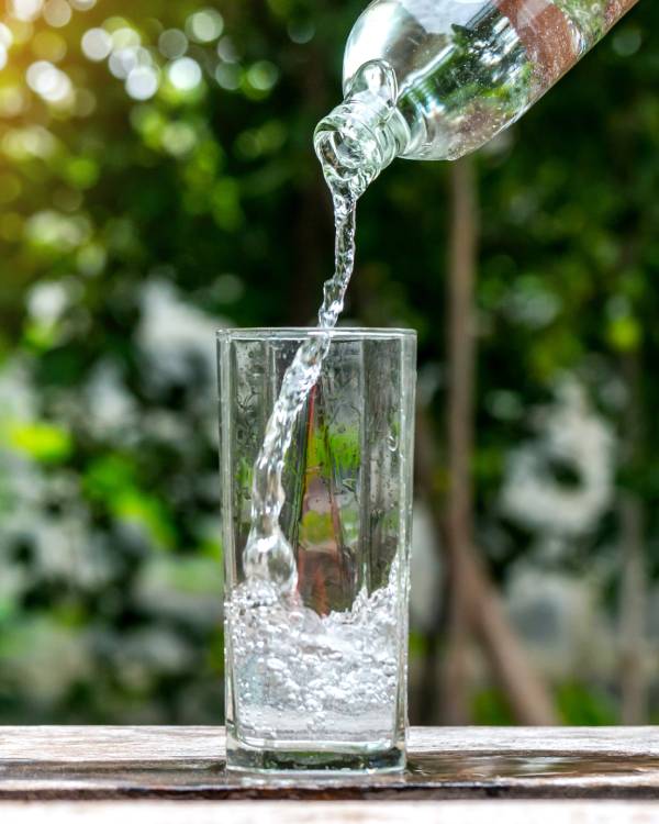 acqua minerale bottiglia vetro