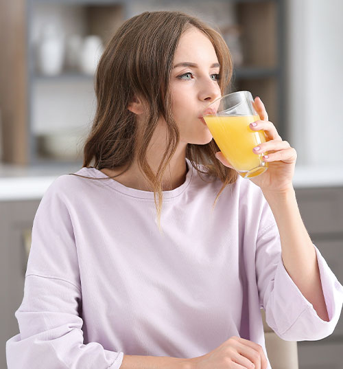 ragazza beve succo di frutta petrolati